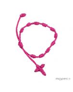 Pulsera-rosario con cruz macramé fucsia