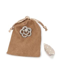 Borsa beige con spilla fiore glitterata con 4 caramelle