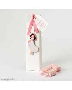Estuche niña Comunión sujetándose la falda con 3 caramelos