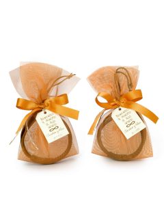 Pulsera bicolor adornada en bolsita y lazo salmón