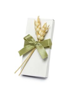 Llavero ángel en estuche adornado con lazo verde y espiga