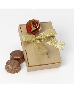 Boîte 8,5x6cm avec fleur et noeud dorés et 5 chocolats