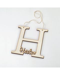 Colgante de madera letra H con nombre 12 cm altura aprox,