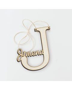 Colgante de madera letra J con nombre 12 cm altura aprox,