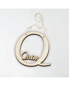 Colgante de madera letra Q con nombre 12,5x12,5cm aprox.