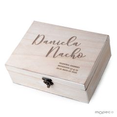 Cofre madera personalizado. Recuerdos de boda disponible en otros idiomas