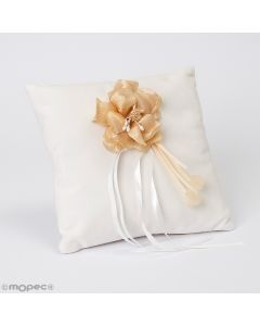 Cojín para alianzas de terciopelo color marfil con broche de flor beige 20x20cm.