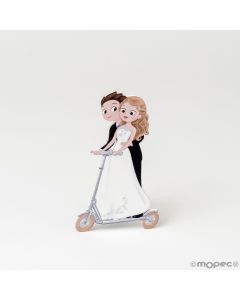 Figurine en bois avec adhésive mariés en scooter 7,5cm