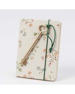 Libreta textil flores con rotulador llave dorada 18,4x13cm.