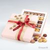 Boîte carrée rose avec 30 chocolats